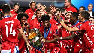Kingsley Coman mit dem Champions-League-Pokal 2020 in Lissabon.