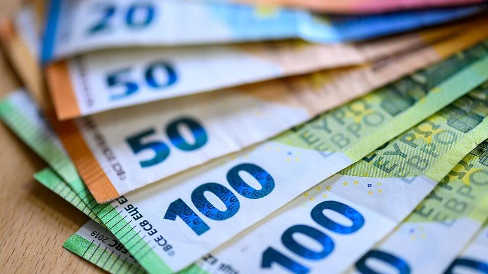 Warum der Mann so viel Geld dabeihatte, konnte die Polizei zun&auml;chst nicht sagen. (Symbolbild)