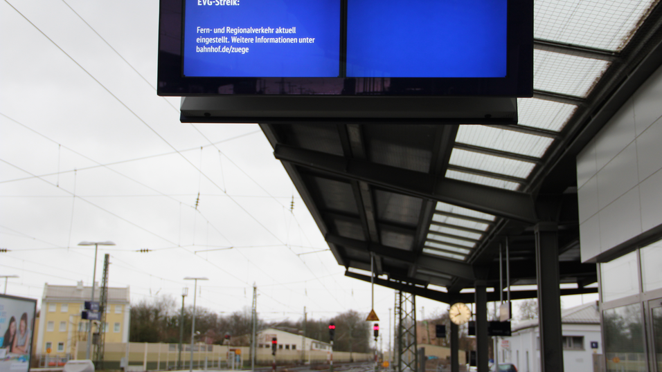 Auch in Straubing ist der Bahnhof am Streiktag wie leer gefegt. Auch in Straubing ist der Bahnhof am Streiktag wie leer gefegt.