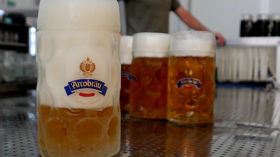 F&uuml;r diese Schaumma&szlig; wird der Ma&szlig;krug vorher stundenlang bei Minusgraden eingefroren, damit das Bier lange k&uuml;hl bleibt.