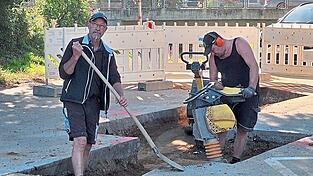 Bei sommerlichen Hitze füllen die Arbeiter den Bauabschnitt - hier glücklicherweise im Schatten.