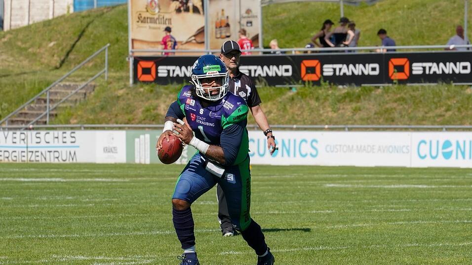 Spiders-Quaterback David Perkins zieht sich im zweiten Viertel eine Verletzung zu. Spiders-Quaterback David Perkins zieht sich im zweiten Viertel eine Verletzung zu.