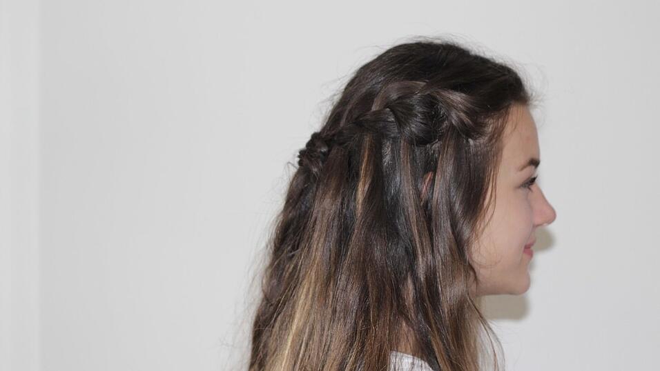 Und so sieht die Frisur von der Seite aus. Und so sieht die Frisur von der Seite aus.