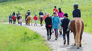Die Gemeinden im Landkreis bieten auch in diesem Jahr zahlreiche Veranstaltungen in den Sommerferien an. Zu den beliebten Angeboten bei den Kindern gehört das Reiten auf Pferden.