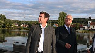 Patrick Grossmann und Joachim Herrmann überquerten die Donau auf einer hölzernen Fähre.