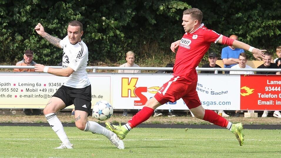 Nach der verdienten Niederlage bei der SpVgg Lam müssen sich die Mannen um Co-Spielertrainer Tobias Richter (in rot) strecken, um gegen Luhe-Wildenau wieder in die Spur zu finden. Nach der verdienten Niederlage bei der SpVgg Lam müssen sich die Mannen um Co-Spielertrainer Tobias Richter (in rot) strecken, um gegen Luhe-Wildenau wieder in die Spur zu finden.