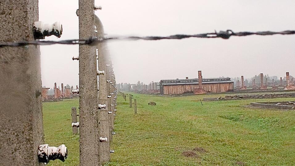 Im ehemaligen KZ Auschwitz-Birkenau kann man heute noch die Pferdestallbaracken sehen, in die Häftlinge eingepfercht wurden.
