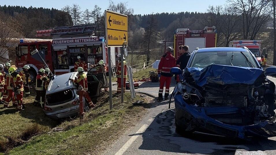 Weil eine Frau ihr Auto nach einem heftigen Auffahrunfall nicht mehr durch die T&uuml;r verlassen konnte, musste die Feuerwehr das Dach aufschneiden, um sie zu retten.