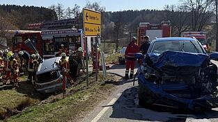 Weil eine Frau ihr Auto nach einem heftigen Auffahrunfall nicht mehr durch die T&uuml;r verlassen konnte, musste die Feuerwehr das Dach aufschneiden, um sie zu retten.