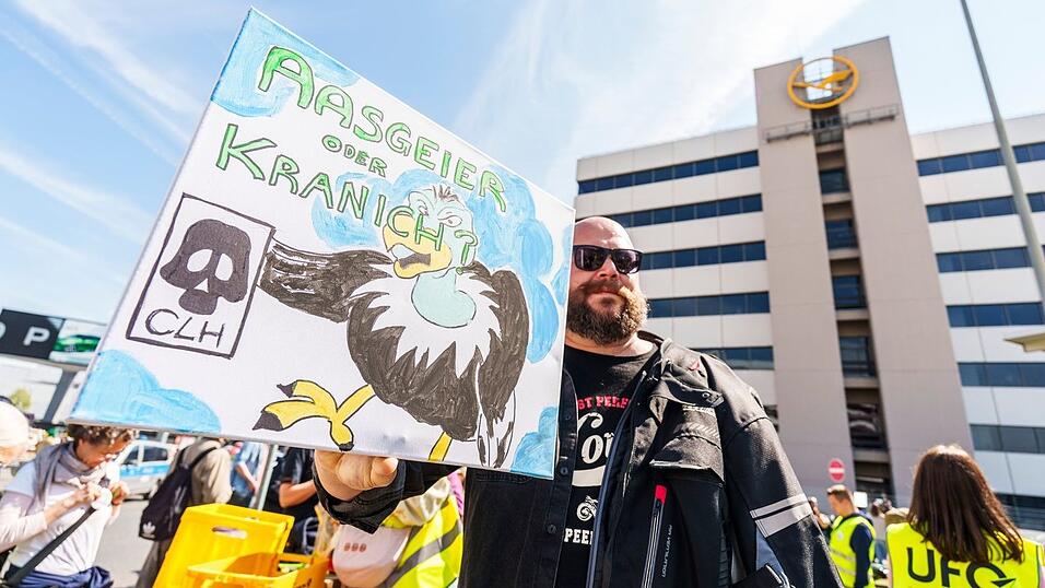 Proteste von Beschäftigten begleiten das Lufthansa-Jubiläum. Proteste von Beschäftigten begleiten das Lufthansa-Jubiläum.