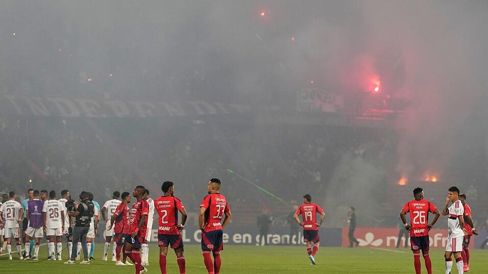 Fans von Medellin sorgen f&uuml;r den Spielabbruch.