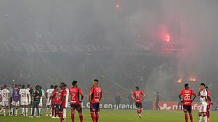 Fans von Medellin sorgen f&uuml;r den Spielabbruch.