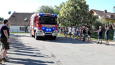Mit einer Laola-Welle empfingen die Bacher Feuerwehrleute das neue Katastrophenschutzfahrzeug.