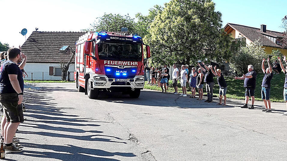 Mit einer Laola-Welle empfingen die Bacher Feuerwehrleute das neue Katastrophenschutzfahrzeug. Mit einer Laola-Welle empfingen die Bacher Feuerwehrleute das neue Katastrophenschutzfahrzeug.