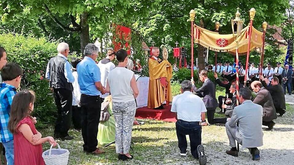 An Fronleichnam führte die Pfarrei Eugenbach/Münchnerau ihre Prozession auf dem Gelände an der Kirche St. Georg durch. An Fronleichnam führte die Pfarrei Eugenbach/Münchnerau ihre Prozession auf dem Gelände an der Kirche St. Georg durch.