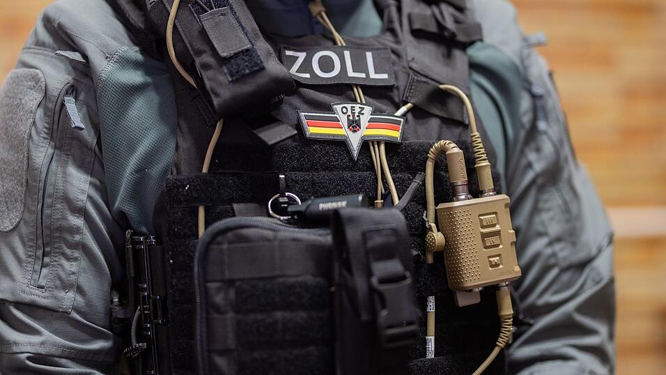 Beamte der Zollkriminalamts nehmen die Beschuldigten fest. (Archivbild) Beamte der Zollkriminalamts nehmen die Beschuldigten fest. (Archivbild)