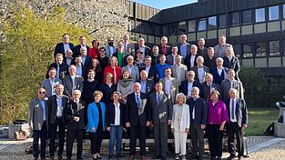 Das &uuml;bliche Gruppenfoto, das im Regelfall zu Beginn einer Legislaturperiode gemacht wird, bildet dieses Mal den Schlusspunkt. Die Amtszeit fiel n&auml;mlich in die Corona-Zeit und wegen der Hygieneregeln lie&szlig; sich anfangs kein Foto der 60 Kreisr&auml;te machen. Daf&uuml;r nun bei der letzten Kreistagssitzung.