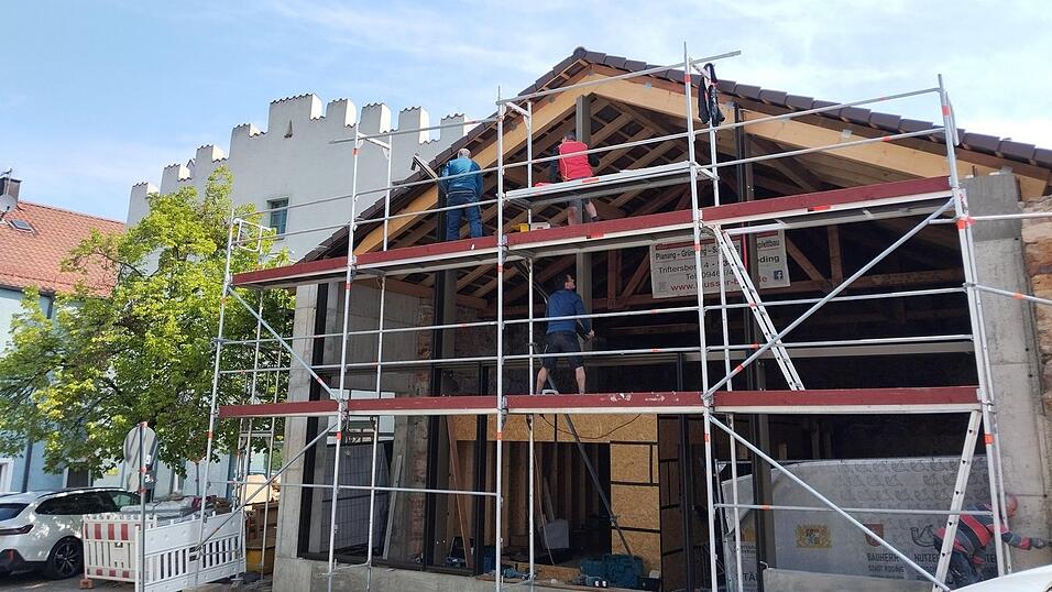 Woche f&uuml;r Woche werkeln die Burschen am Platzerstadel. Nach und nach werden nun die Fassadenbauteile eingesetzt, die den Stadelcharakter mit dezenten, modernen Elementen erg&auml;nzen werden.