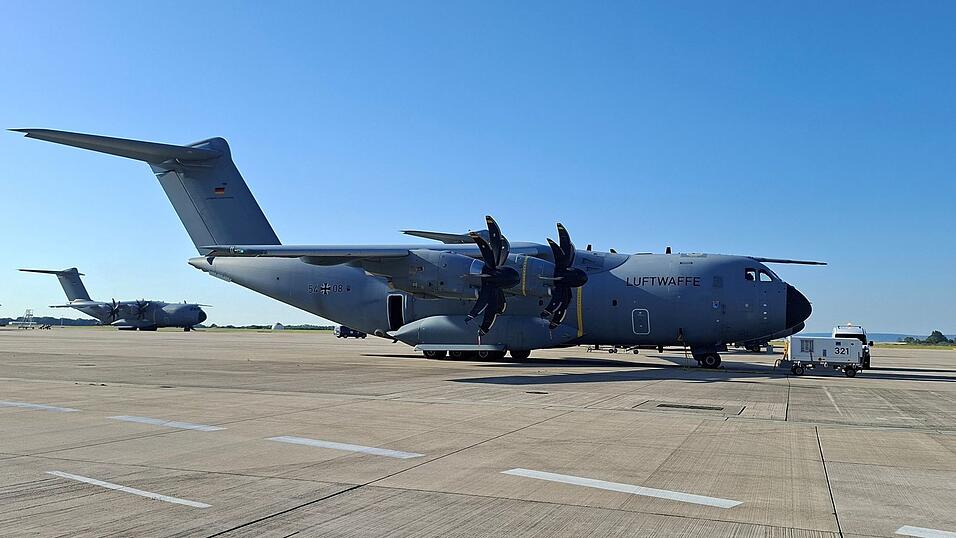 Mit Bundeswehrmaschinen fliegen Hilfskräfte aus Deutschland nach Venezuela. Mit Bundeswehrmaschinen fliegen Hilfskräfte aus Deutschland nach Venezuela.