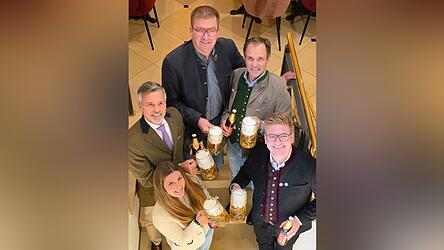 Stoßen nach dem Kaffetrinken gemeinsam auf eine lange Volksfest-Festzelt-Zusammenarbeit mit Paffengold an (v.l.unten): Leni Krönner-Langer, Andreas Krönner, Brauereibesitzer Andreas Stöttner, Josef Krönner und Braumeister Kilian Stöttner. Stoßen nach dem Kaffetrinken gemeinsam auf eine lange Volksfest-Festzelt-Zusammenarbeit mit Paffengold an (v.l.unten): Leni Krönner-Langer, Andreas Krönner, Brauereibesitzer Andreas Stöttner, Josef Krönner und Braumeister Kilian Stöttner.