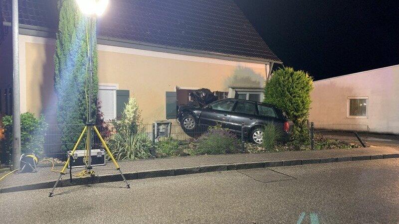 Der nicht angemeldete Audi blieb in einem Wohnhaus stecken, nachdem der Fahrer von der Straße abkam. Der nicht angemeldete Audi blieb in einem Wohnhaus stecken, nachdem der Fahrer von der Straße abkam.