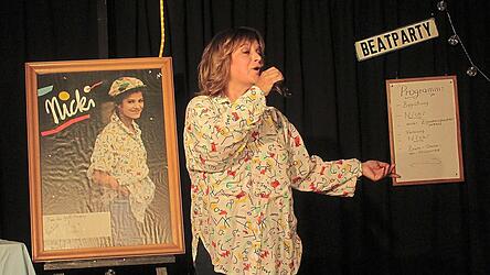 Nicki von einst und heute. Die Schlagersängerin begeisterte die rund 300 Besucher im St. Josefshaus.