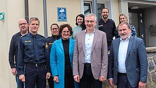 Bundestagsabgeordneter Max Straubinger (rechts), Landrat Werner Bumeder (Mitte) und Landtagsabgeordnete Petra Loibl (2.v.l.) besuchten die Polizeiinspektion um Dienststellenleiter Stephan Lehner (links).