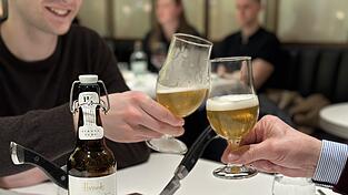 Das „Harrods Premium Lager 1849“ wird seit über 30 Jahren in der Hofmark-Brauerei in Loifling gebraut.