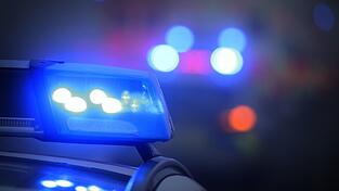 Nach einem schweren Verkehrsunfall ist die Polizei im Einsatz. (Symbolbild) Nach einem schweren Verkehrsunfall ist die Polizei im Einsatz. (Symbolbild)