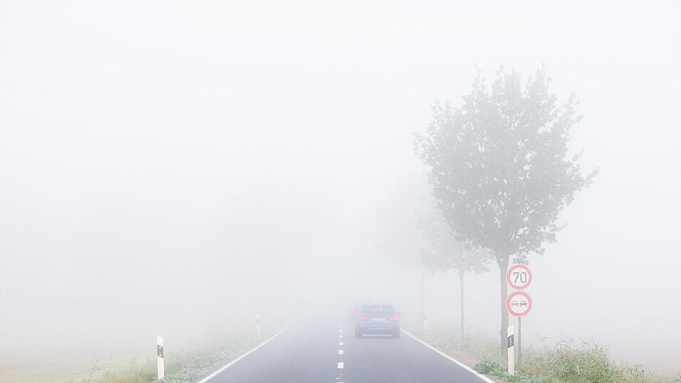 Bei Nebel ist es für Autofahrer besonders ratsam, sich an die Sichtverhältnisse anzupassen. Dadurch sinkt das Unfallrisiko. (Symbolbild) Bei Nebel ist es für Autofahrer besonders ratsam, sich an die Sichtverhältnisse anzupassen. Dadurch sinkt das Unfallrisiko. (Symbolbild)