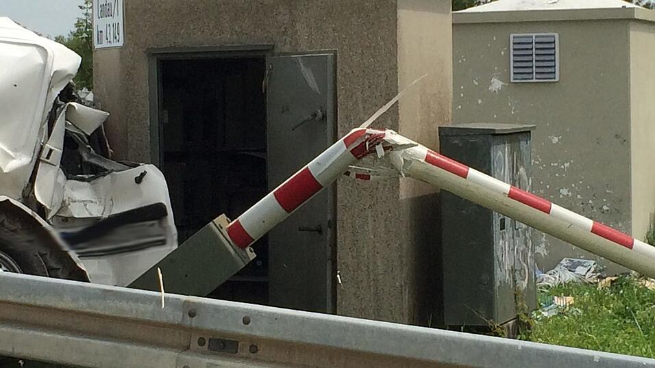 Am Bahnübergang Herzogau in der Gemeinde Pilsting hat sich am Montagvormittag ein Zugunglück ereignet. Am Bahnübergang Herzogau in der Gemeinde Pilsting hat sich am Montagvormittag ein Zugunglück ereignet.