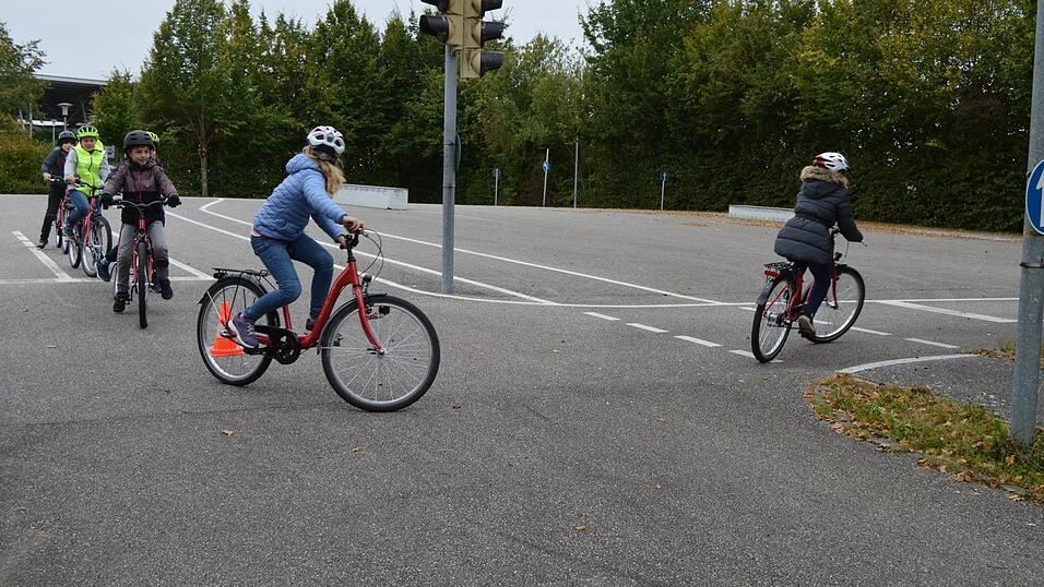 Den Gegenverkehr durchlassen, noch einmal umschauen, dann abbiegen: Nach zwei Stunden Üben klappt das Linksabbiegen gut.