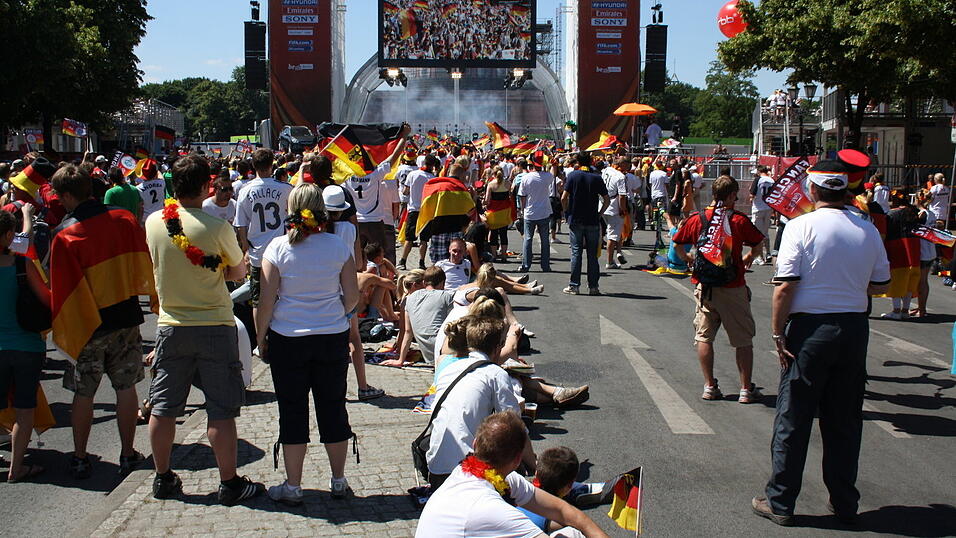 Christian Fertl war am Sonntag auf der Fanmeile in Berlin und erlebte dort das Achtelfinale gegen England auf Gro&szlig;leinwand.