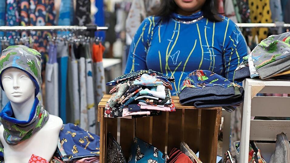 Bunte Klamotten mit kunstvollen Mustern wurden verkauft. Bunte Klamotten mit kunstvollen Mustern wurden verkauft.