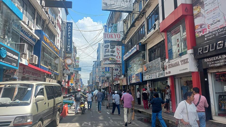 Historische Tempel, moderne Bauten, viel Gewusel: Das ist Colombo, Sri Lankas Hauptstadt.