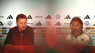Julian Nagelsmann (l) und Serge Gnabry sprechen bei der DFB-Pressekonferenz.