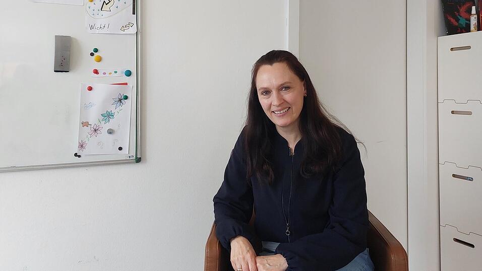 Kinder- und Jugendpsychotherapeutin Katharina M&uuml;hlbauer bewertet die Honorark&uuml;rzungen f&uuml;r psychotherapeutische Leistungen zum 1. April als drastische Entscheidung, die die gesamte Gesellschaft betrifft.