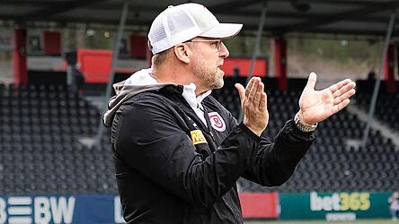 Jahn-Trainer Sascha Hildmann kann auch den Antreiber markieren.