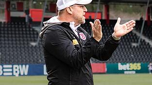 Jahn-Trainer Sascha Hildmann kann auch den Antreiber markieren. Jahn-Trainer Sascha Hildmann kann auch den Antreiber markieren.