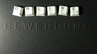 Immer mehr Personalchefs verlangen eine Bewerbung per Computer.