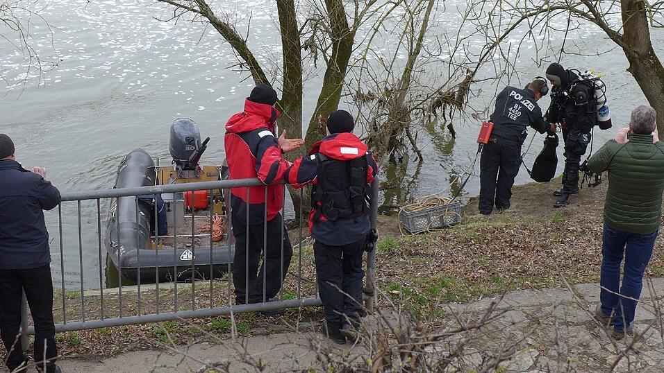 Polizeitaucher suchen am Freitagvormittag in der Donau nach der seit Sonntag vermissten Malina Klaar. An dieser Stelle hatten die Leichenspürhunde am Donnerstag angeschlagen. Polizeitaucher suchen am Freitagvormittag in der Donau nach der seit Sonntag vermissten Malina Klaar. An dieser Stelle hatten die Leichenspürhunde am Donnerstag angeschlagen.