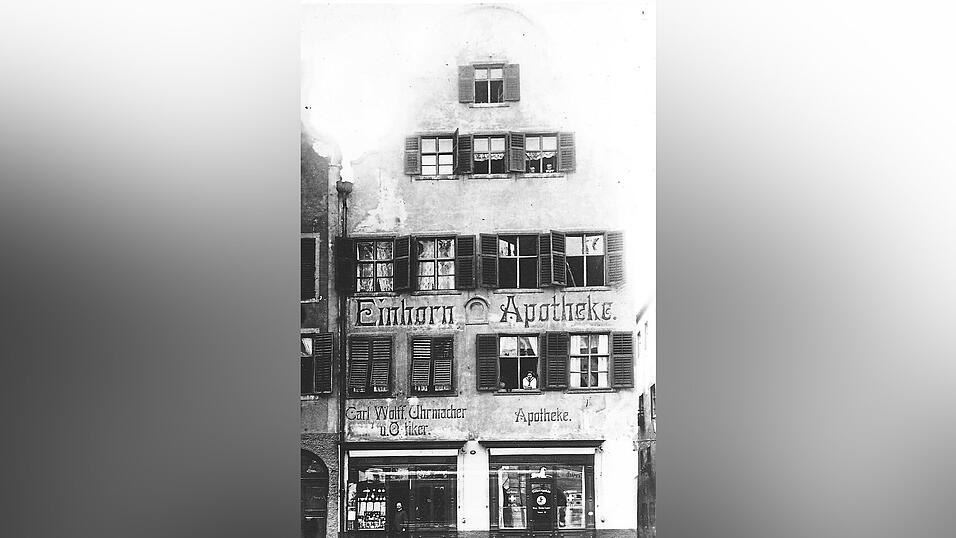 Über dem Eingang (rechts) zur Apotheke befand sich tatsächlich ein Einhorn als Wahrzeichen der Apotheke.