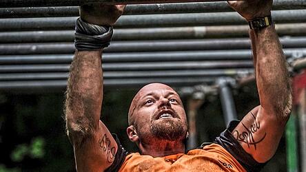 Beim Parkour-Lauf ist Ben Haslbeck fokussiert und setzt auf automatisierte Bewegungsabläufe.