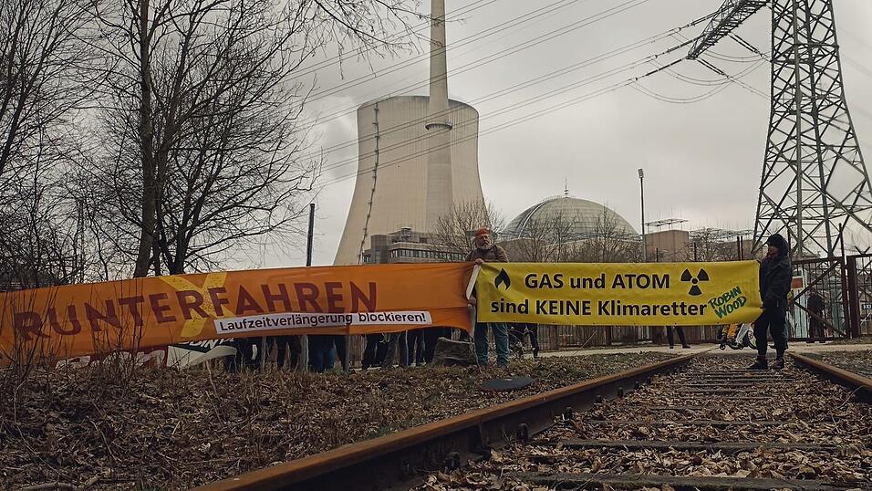 Aktivisten der Initiative 'Runterfahren' demonstrieren vor dem Atomkraftwerk Isar 2. Aktivisten der Initiative 'Runterfahren' demonstrieren vor dem Atomkraftwerk Isar 2.