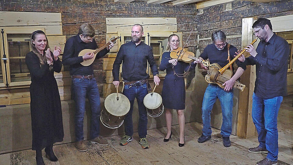 So sieht die neue Schnurrpfeyfferei aus, zwei neue Mitglieder sind dazugekommen (von rechts): Bernhard Adam, Philip Molzahn, Eva G&uuml;th, Martin Pritscher, Kilian Simmet, Julia Nagelschmitz