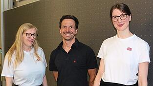 Maria Söylemez (von links), Professor Frederik Folke und Julia Thom präsentierten den Vortrag über die Generalsanierung der Bahnstrecke Nürnberg-Regensburg an der OTH.