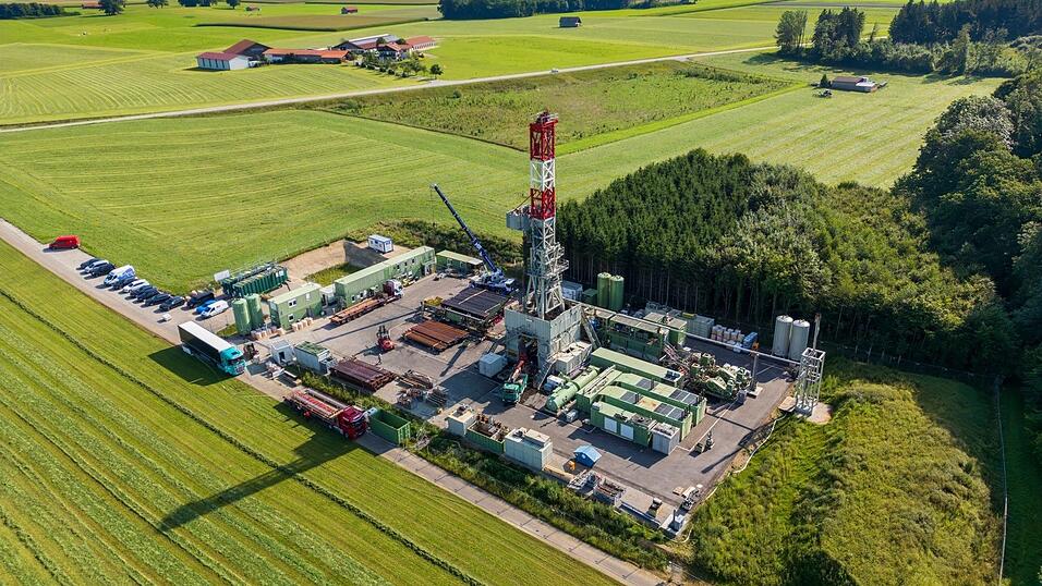 Von der Gemeinde Reichling einmal die Straße runter steht der etwa 40 Meter hohe Bohrturm.