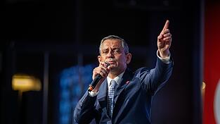Der türkische Oppositionspolitiker Özgür Özel ist aus der CHP ausgetreten, nachdem er als Parteivorsitzender abgesetzt wurde. (Archivbild) Der türkische Oppositionspolitiker Özgür Özel ist aus der CHP ausgetreten, nachdem er als Parteivorsitzender abgesetzt wurde. (Archivbild)