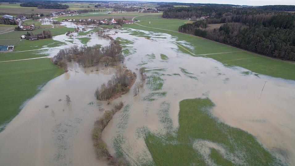 Durch den anhaltenden Regen und die Schneeschmelze war die Vils am Freitagmittag an einigen Stellen bei Vilsbiburg und Gerzen &uuml;ber die Ufer getreten. Einige Strassen waren somit nicht mehr passierbar und mussten gesperrt werden.