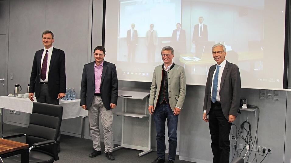 Mit einem Unterstützungsfonds in Höhe von 200 000 Euro will die Universität in den Ausbau der digitalen Lehre investieren. Ein Support-Team unterstützt die Dozenten bei Fragen rund um digitale Lehrformate. Mit einem Unterstützungsfonds in Höhe von 200 000 Euro will die Universität in den Ausbau der digitalen Lehre investieren. Ein Support-Team unterstützt die Dozenten bei Fragen rund um digitale Lehrformate.